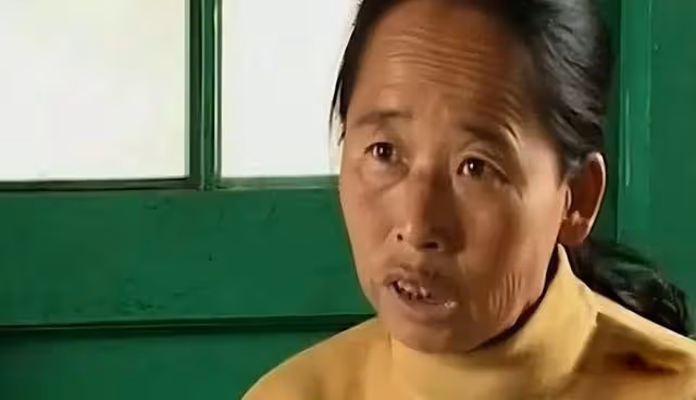 回顧：95年農婦好心救毒蛇，多次放生卻賴著不走，比小孩還聽話