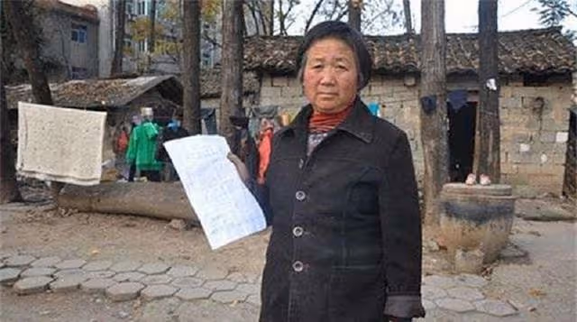 回顧:女孩輟學回家務農,23年後發現身份被頂替,頂替者已成老師