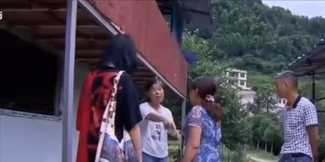 回顧:父母將女嬰送養13年後女兒繼承百萬遺產,生母卻跪地求相認