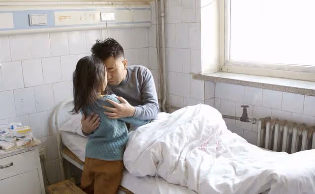 回顧:19年男子癱瘓妻子離開,無奈將女兒送人,女兒哀求別不要我