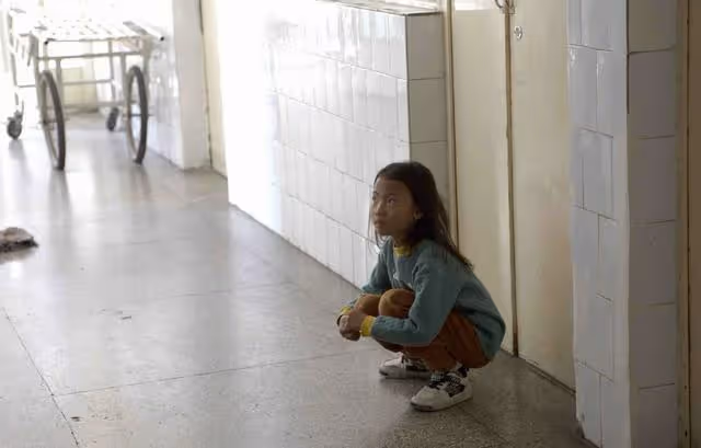 回顧:19年男子癱瘓妻子離開,無奈將女兒送人,女兒哀求別不要我
