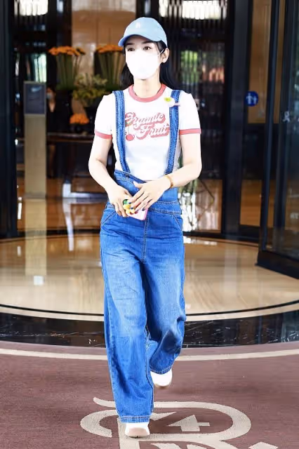 40多歲的黃奕穿T恤配背帶褲，宛如20歲小姑娘，少女感十足還甜美