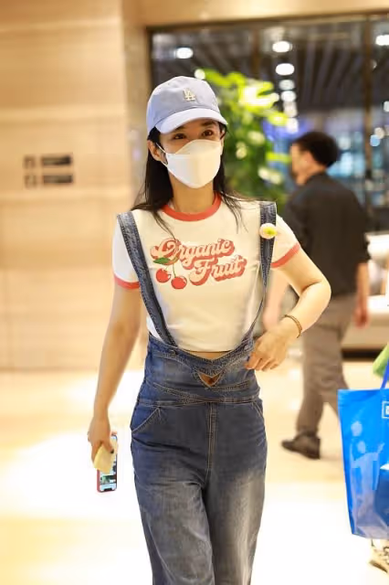 40多歲的黃奕穿T恤配背帶褲，宛如20歲小姑娘，少女感十足還甜美