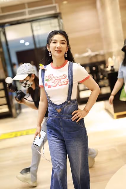 40多歲的黃奕穿T恤配背帶褲，宛如20歲小姑娘，少女感十足還甜美