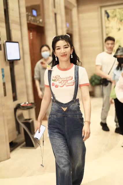 40多歲的黃奕穿T恤配背帶褲，宛如20歲小姑娘，少女感十足還甜美