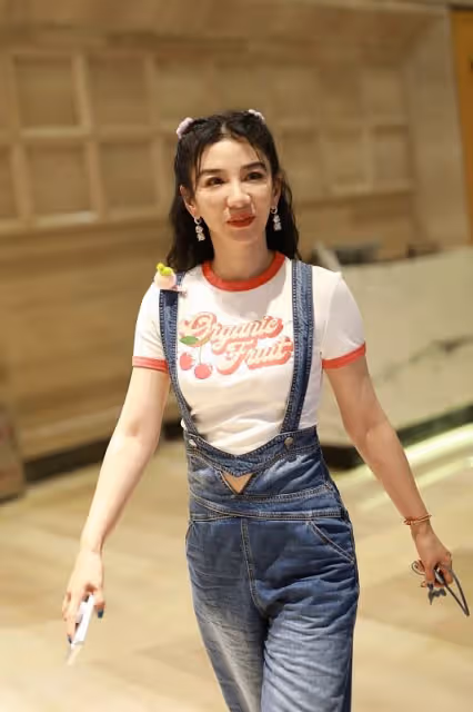 40多歲的黃奕穿T恤配背帶褲，宛如20歲小姑娘，少女感十足還甜美