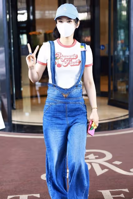40多歲的黃奕穿T恤配背帶褲，宛如20歲小姑娘，少女感十足還甜美