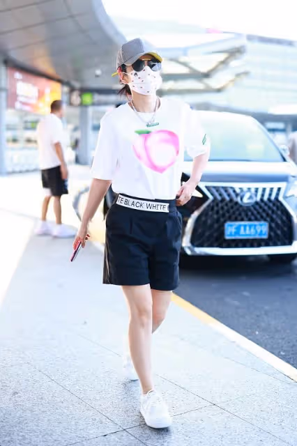 40多歲的黃奕穿T恤配背帶褲，宛如20歲小姑娘，少女感十足還甜美