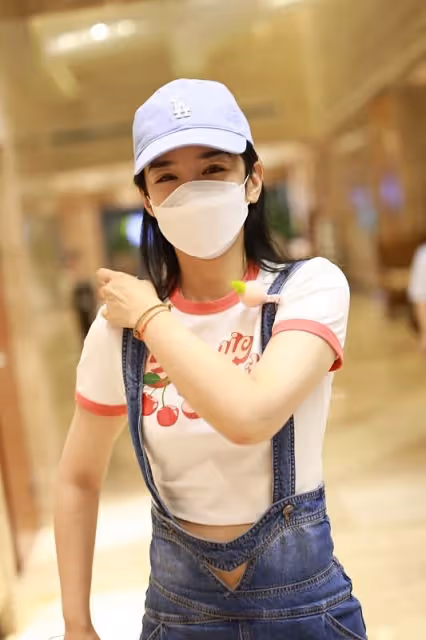 40多歲的黃奕穿T恤配背帶褲，宛如20歲小姑娘，少女感十足還甜美