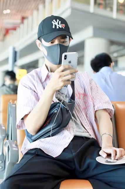 肖戰不愧是「行走的衣架子」，簡單的襯衫都能穿得很好看，太帥了