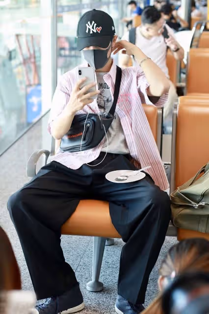 肖戰不愧是「行走的衣架子」，簡單的襯衫都能穿得很好看，太帥了