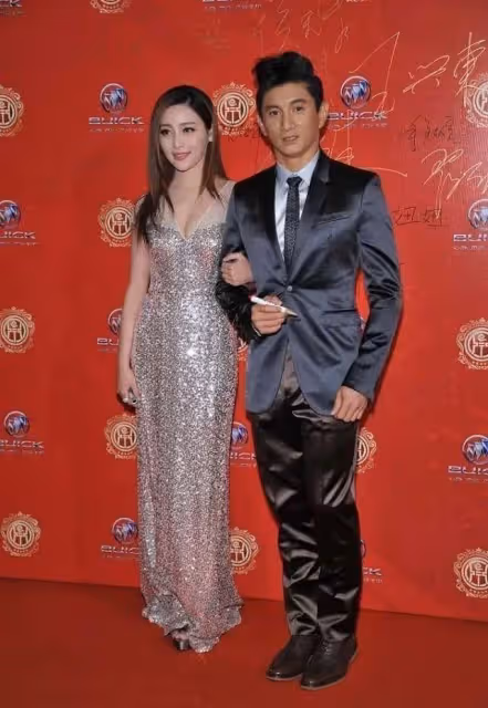 甘婷婷的穿著打扮真有女人味，穿長裙金光閃閃，這迷人氣質真美