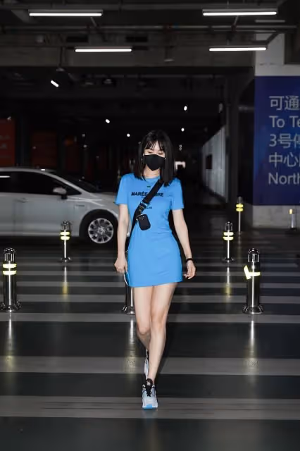李菲兒的時尚感真不差很多，把簡單的T恤裙穿出時髦感，太有范了