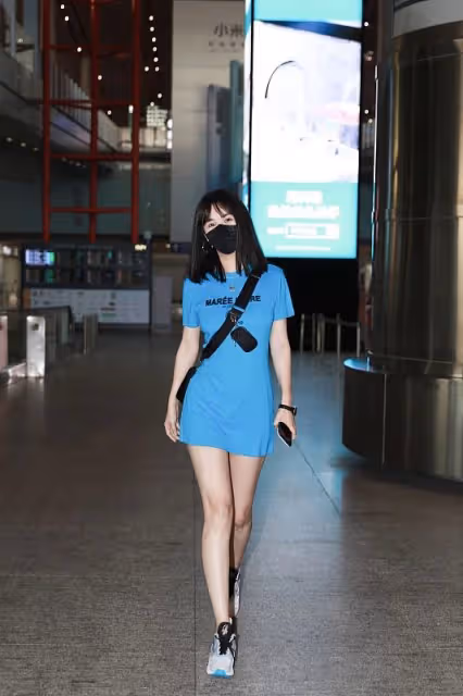 李菲兒的時尚感真不差很多，把簡單的T恤裙穿出時髦感，太有范了