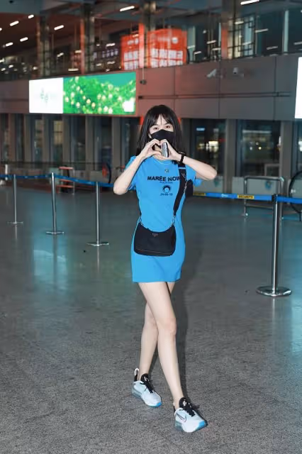 李菲兒的時尚感真不差很多，把簡單的T恤裙穿出時髦感，太有范了
