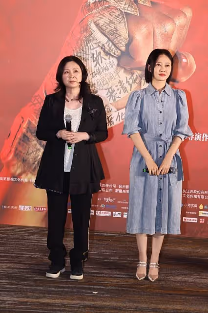 感覺譚卓也有霸氣的時候，一身穿搭知性溫婉，笑起來真挺美的