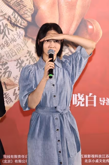 感覺譚卓也有霸氣的時候，一身穿搭知性溫婉，笑起來真挺美的