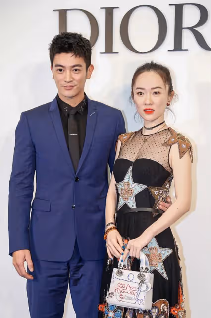 一看霍思燕就過得很幸福，都是孩子媽了還這麼年輕，穿搭也很減齡