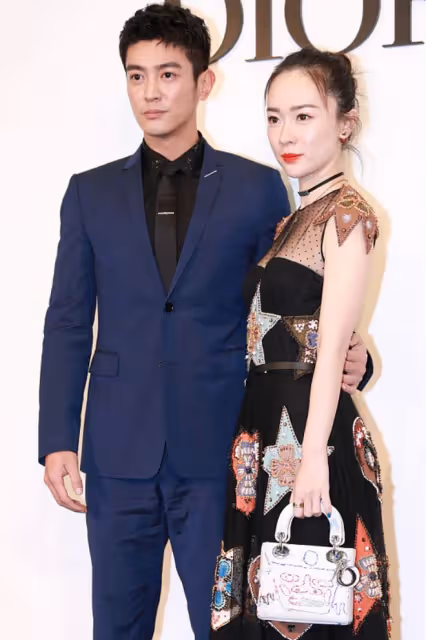 一看霍思燕就過得很幸福，都是孩子媽了還這麼年輕，穿搭也很減齡