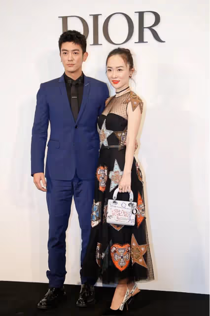 一看霍思燕就過得很幸福，都是孩子媽了還這麼年輕，穿搭也很減齡