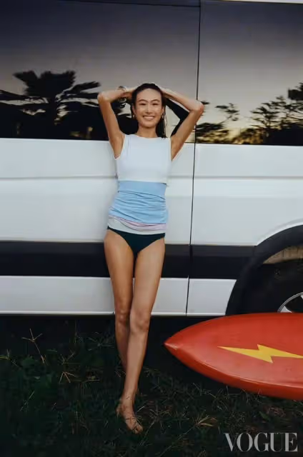 陳冠希老婆真敢穿，在海邊穿薄紗拍大片，身材凹凸有致好過劉雯