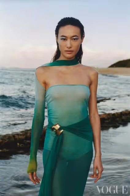 陳冠希老婆真敢穿，在海邊穿薄紗拍大片，身材凹凸有致好過劉雯