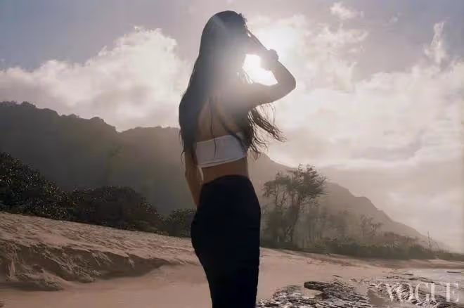 陳冠希老婆真敢穿，在海邊穿薄紗拍大片，身材凹凸有致好過劉雯