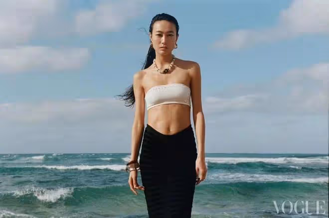 陳冠希老婆真敢穿，在海邊穿薄紗拍大片，身材凹凸有致好過劉雯