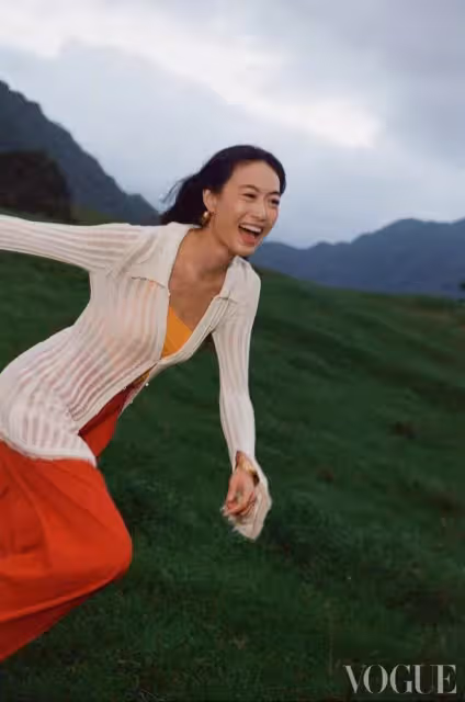 陳冠希老婆真敢穿，在海邊穿薄紗拍大片，身材凹凸有致好過劉雯