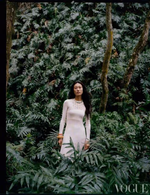 陳冠希老婆真敢穿，在海邊穿薄紗拍大片，身材凹凸有致好過劉雯