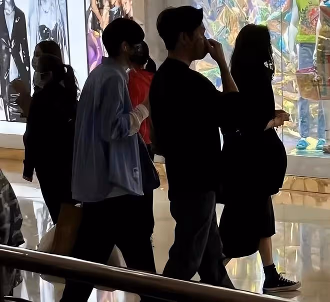 袁詠儀17歲兒子為女生彈吉他，留學霸頭太有校草范，無關太好看
