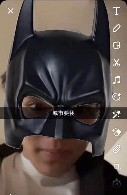 袁詠儀17歲兒子為女生彈吉他，留學霸頭太有校草范，無關太好看