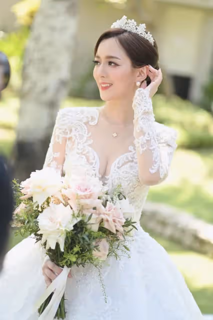 「最美主播」房業涵訂婚！曬絕美白紗甜蜜擁吻　夫身分曝光