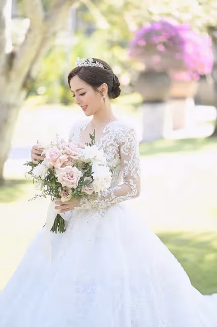 「最美主播」房業涵訂婚！曬絕美白紗甜蜜擁吻　夫身分曝光
