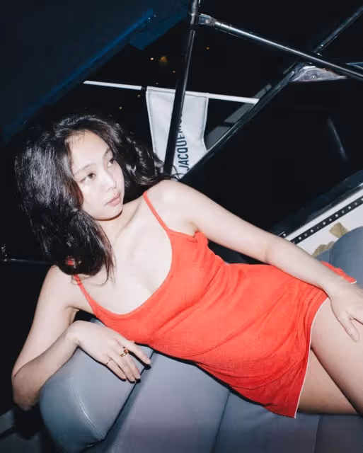 Jennie穿低胸短洋裝當「紅衣辣女孩」　酥胸蜜腿全都藏不住