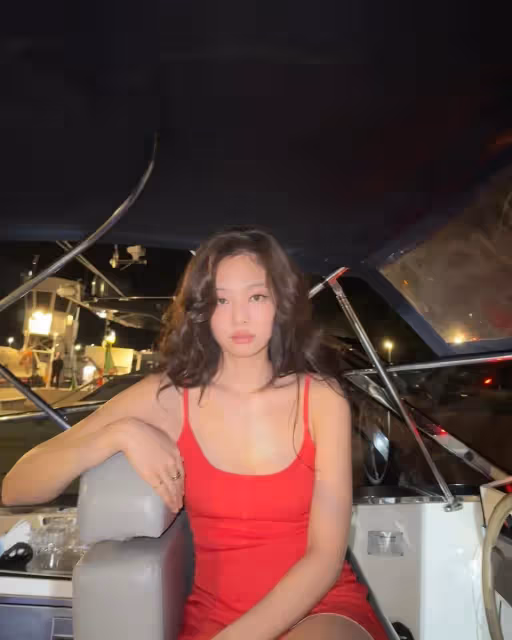 Jennie穿低胸短洋裝當「紅衣辣女孩」　酥胸蜜腿全都藏不住