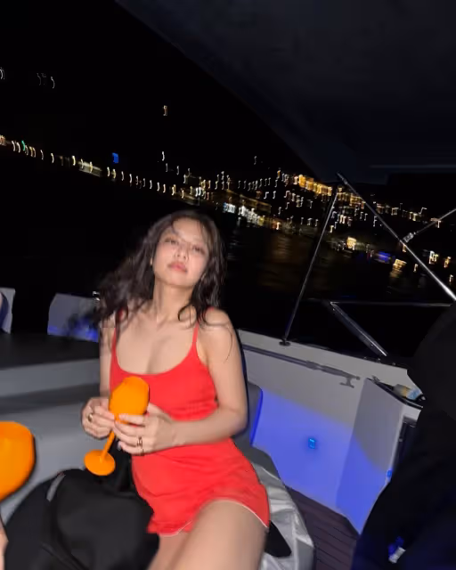 Jennie穿低胸短洋裝當「紅衣辣女孩」　酥胸蜜腿全都藏不住