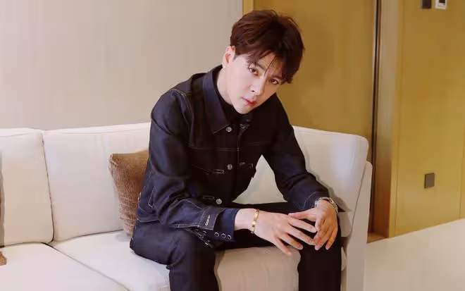 徐海喬曬照引熱議,40歲仍青春似少年,逆齡顏值驚艷眾人!