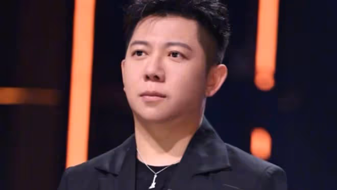 胡海泉《歌手》主持失誤,口誤連連,專業形象受挑戰?