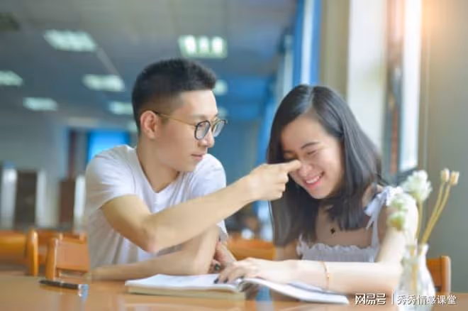 與校花偷嘗禁果，因身份懸殊我遠走他鄉，二十年後她的兒子找來了
