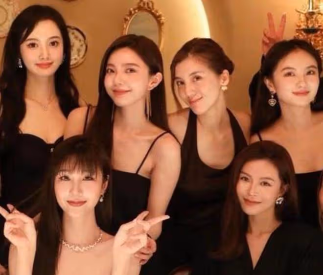 文詠珊吳千語程曉玥上海聚會,姐妹穿黑色弔帶,像電影里的場面