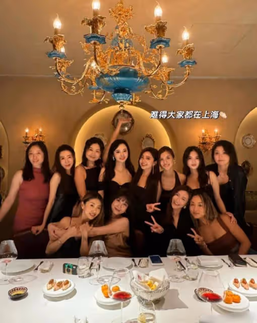 文詠珊吳千語程曉玥上海聚會,姐妹穿黑色弔帶,像電影里的場面