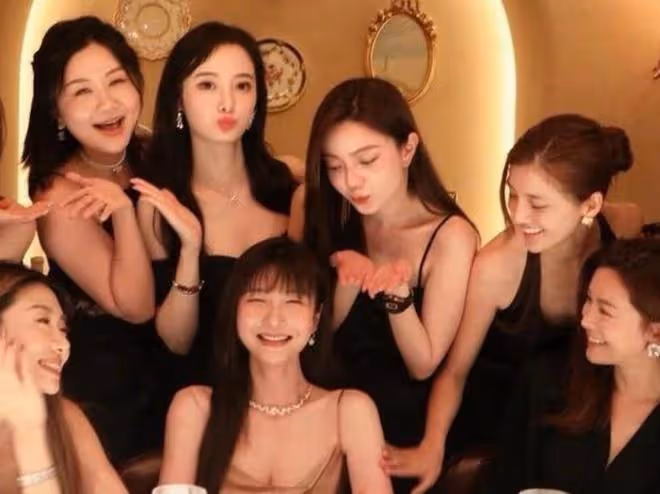 文詠珊吳千語程曉玥上海聚會,姐妹穿黑色弔帶,像電影里的場面