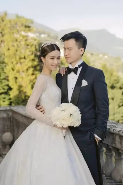 文詠珊吳千語程曉玥上海聚會,姐妹穿黑色弔帶,像電影里的場面
