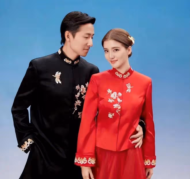 文詠珊吳千語程曉玥上海聚會,姐妹穿黑色弔帶,像電影里的場面