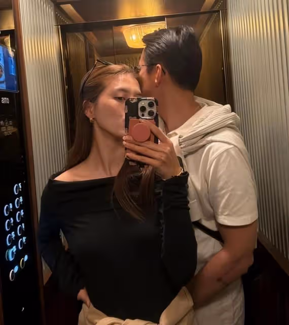 文詠珊吳千語程曉玥上海聚會,姐妹穿黑色弔帶,像電影里的場面