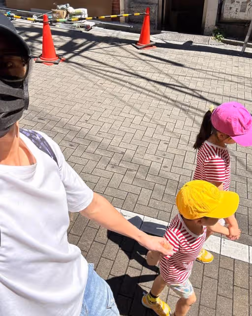 幸福具象化了,福原愛的兒女手牽手逛街,姐弟倆穿同款衣服