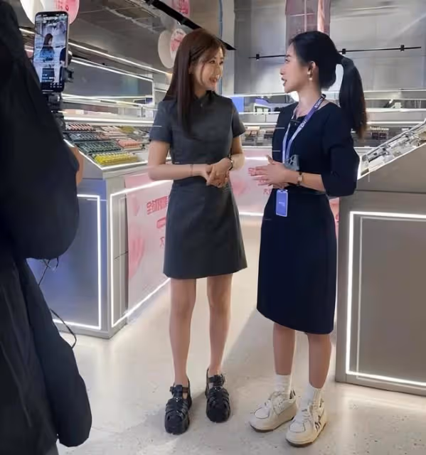 幸福具象化了,福原愛的兒女手牽手逛街,姐弟倆穿同款衣服