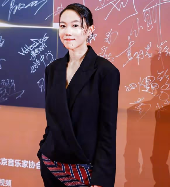浪潮音樂紅毯:黃綺珊滿分貴氣,竇靖童致敬王菲,被郁可唯美到