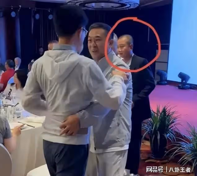 40歲文章近照!滿頭白髮蒼老成七八十歲,參加同鄉宴變得唯唯諾諾
